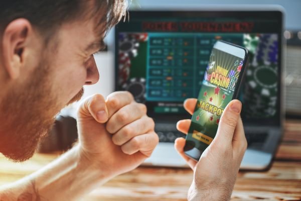 Tampilan aplikasi mobile poker88asia di smartphone modern